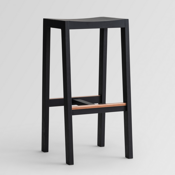 Fallegur barstóll úr svartri furu, hannaður af Ronan Bouroullec fyrir Vaarnii.
