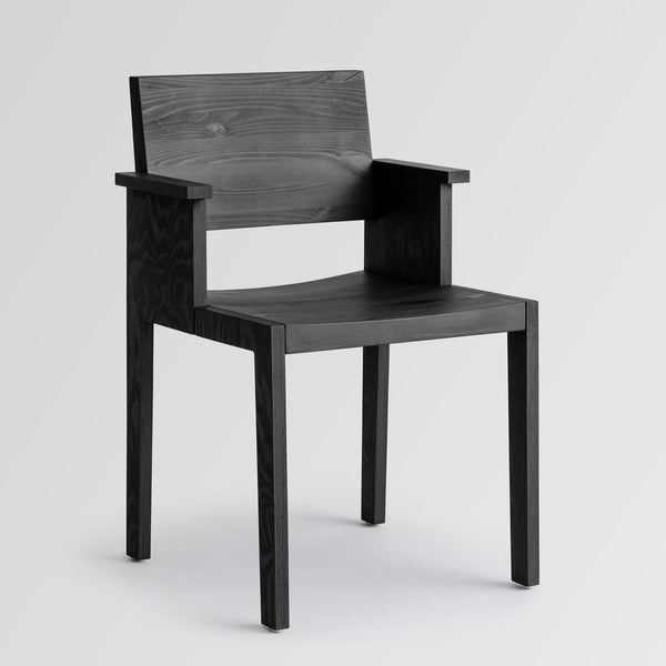 Borðstofustóll með örmum úr svartri furu, hannaður af Ronan Bouroullec fyrir Vaarnii.