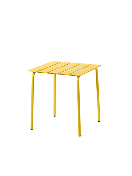 Útihúsgögn. Gult garðborð á hvítum bakgrunni. Outdoor furniture. Yellow garden table on a white background.