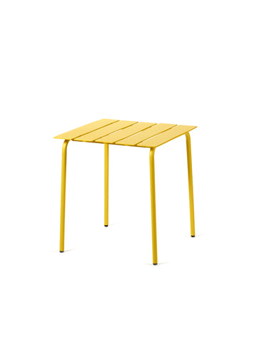 Útihúsgögn. Gult garðborð á hvítum bakgrunni. Outdoor furniture. Yellow garden table on a white background.