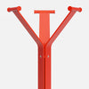 Nærmynd af rauðu, frístandandi fatahengi úr áli frá Util í Portúgal. Hvítur bakgrunnur.
