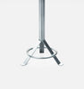 Nærmynd af fallegu og mínímalísku, frístandandandi fatahengi frá Util í zinkhúðuðu áli