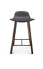 Barstóll frá Please Wait To Be Seated. Reykt eik og svart leður. Counter stool hæð. Sjónarhorn að framanverðu.