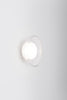 Fallegt veggljós úr gleri í áferðinni Translucent frá A-N-D. Mjúk og rúnuð form. Kveikt er á ljósinu. Sjónarhorn á hlið.