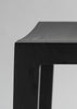 Fallegur barstóll úr svartri furu, hannaður af Ronan Bouroullec fyrir Vaarnii. Nærmynd af setu.