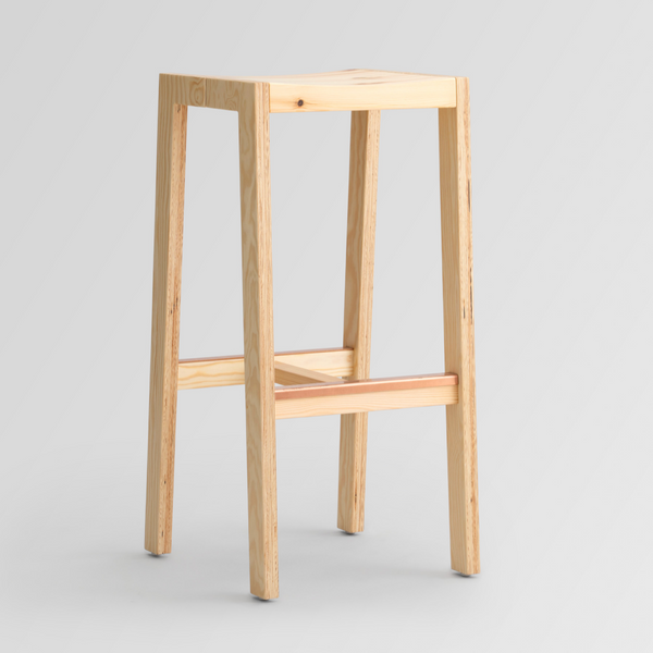 Fallegur Barstóll úr finnskri furu, hannaður af Ronan Bouroullec fyrir Vaarnii.