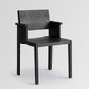 Borðstofustóll með örmum úr svartri furu, hannaður af Ronan Bouroullec fyrir Vaarnii.