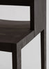 Borðstofustóll með örmum úr svartri furu, hannaður af Ronan Bouroullec fyrir Vaarnii. Nærmynd af setu.