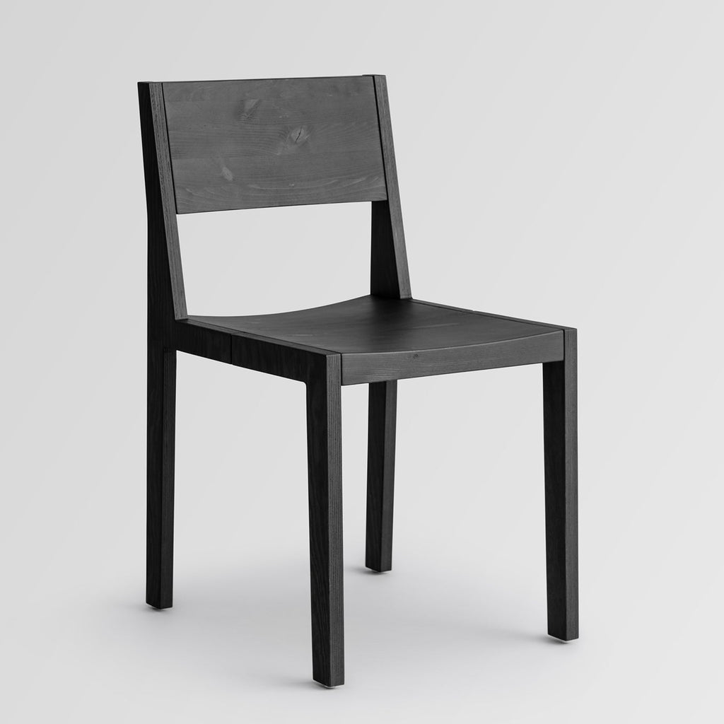 Maasto borðstofustóll úr svartri furu eftir Ronan Bouroullec fyrir Vaarnii.