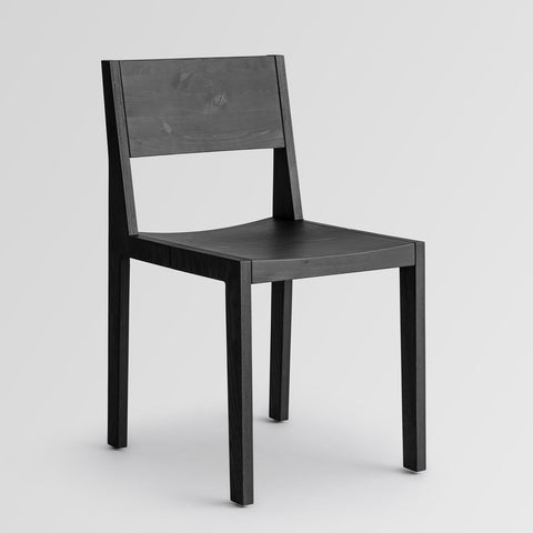 Maasto borðstofustóll úr svartri furu eftir Ronan Bouroullec fyrir Vaarnii.