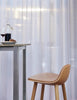Barstóll frá Please Wait To Be Seated. Olíuborin eik og koníakslitað leður. Nærmynd.