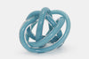 Fallegur skúlptúr úr handgerðu turquoise gleri. Hvítur bakgrunnur.