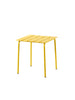 Útihúsgögn. Gult garðborð á hvítum bakgrunni. Outdoor furniture. Yellow garden table on a white background.