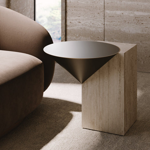 Sérlega fágað og skúlptúrískt sófaborð frá Venicem. Flötur úr dökk brenndu brassi. Undirstaða úr ljósum marmara.