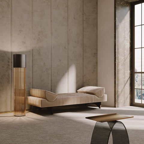 Stór og sérlega glæsilegur gólflampi frá Venicem úr bronsi og kristal inni í bjartri stofu. Dröppuð litapalletta. Kveikt er á lampanum.