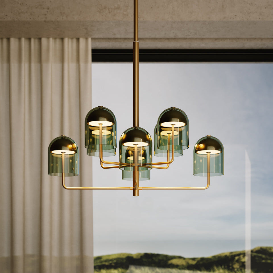 Stórglæsileg ljósakróna frá Venicem. Ljós brennt brass. Grænt gler. Gluggi í bakgrunni. Kveikt er á ljósakrónunni.