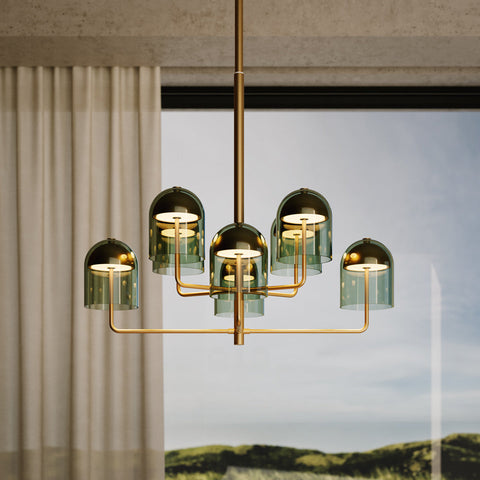 Stórglæsileg ljósakróna frá Venicem. Ljós brennt brass. Grænt gler. Gluggi í bakgrunni. Kveikt er á ljósakrónunni.