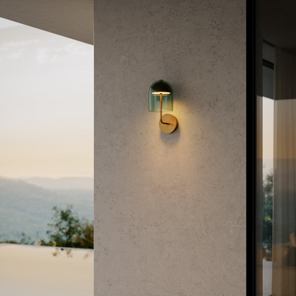 Sérlega fágað útiveggljós frá Venicem. Ljós bennt brass. Grænt gler. Hvítur veggur. Kveikt er á ljósinu.