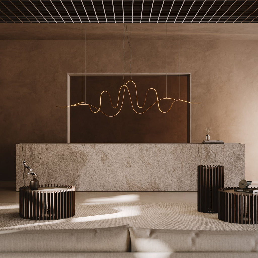 Stórt og glæsilegt, þunnt loftljós frá Venicem sem bylgjast um. Délabré brass. Ljósbrún litapalletta. Kveikt er á ljósinu.