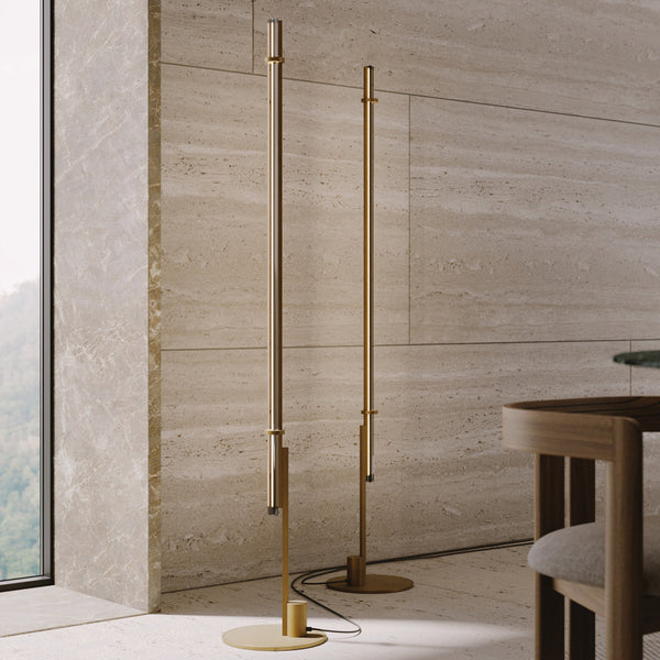 Tveir stórglæsilegir gólflampar úr brass og crystal frá Venicem. Steinklæddur veggur í bakgrunni. Kveikt er á lömpunum.