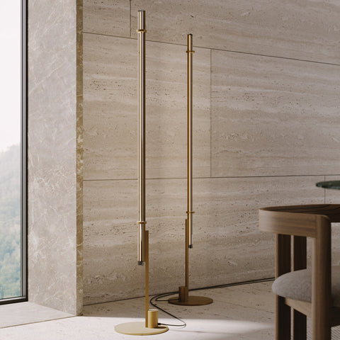 Tveir stórglæsilegir gólflampar úr brass og crystal frá Venicem. Steinklæddur veggur í bakgrunni. Kveikt er á lömpunum.