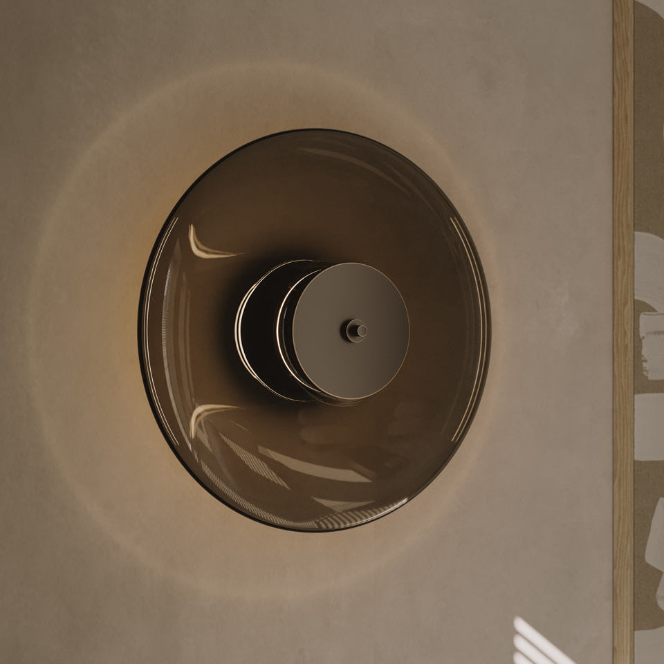 Sérlega glæsilegt og fágað, hringlaga veggljós frá Venicem. Reykt gler og brennt brass.