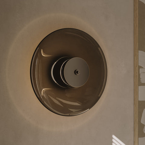 Sérlega glæsilegt og fágað, hringlaga veggljós frá Venicem. Reykt gler og brennt brass.