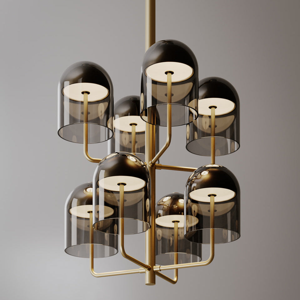 Guðdómleg ljósakróna frá Venicem. Ljós brennt brass. Reyklitað gler. Ljós grár bakgrunnur. Kveikt er á ljósakrónunni.