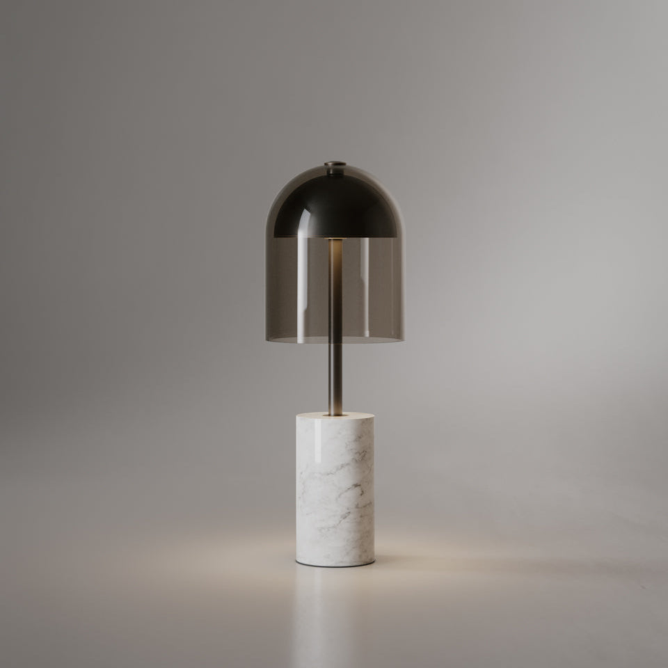 Dásamlegur borðlampi frá Venicem. Undirstaða úr hvítum marmara. Dökk brennt brass. Reyklitaður glerskermur. Ljós grár bakgrunnur. Kveikt er á lampanum.