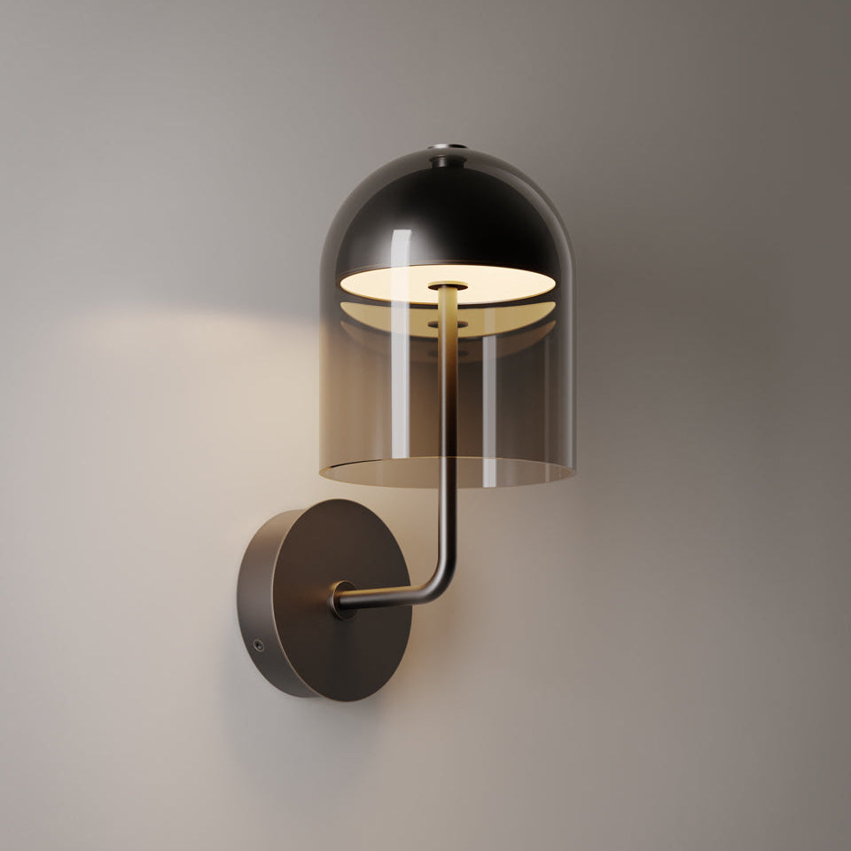 Sérlega fágað veggljós frá Venicem. Dökk brennt brass. Reyklitað gler. Ljós veggur. Kveikt er á ljósinu.