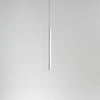 Einfalt og fallegt, ílangt loftljós eftir Michael Anastassiades. Anodesað ál. Ljós bakgrunnur.