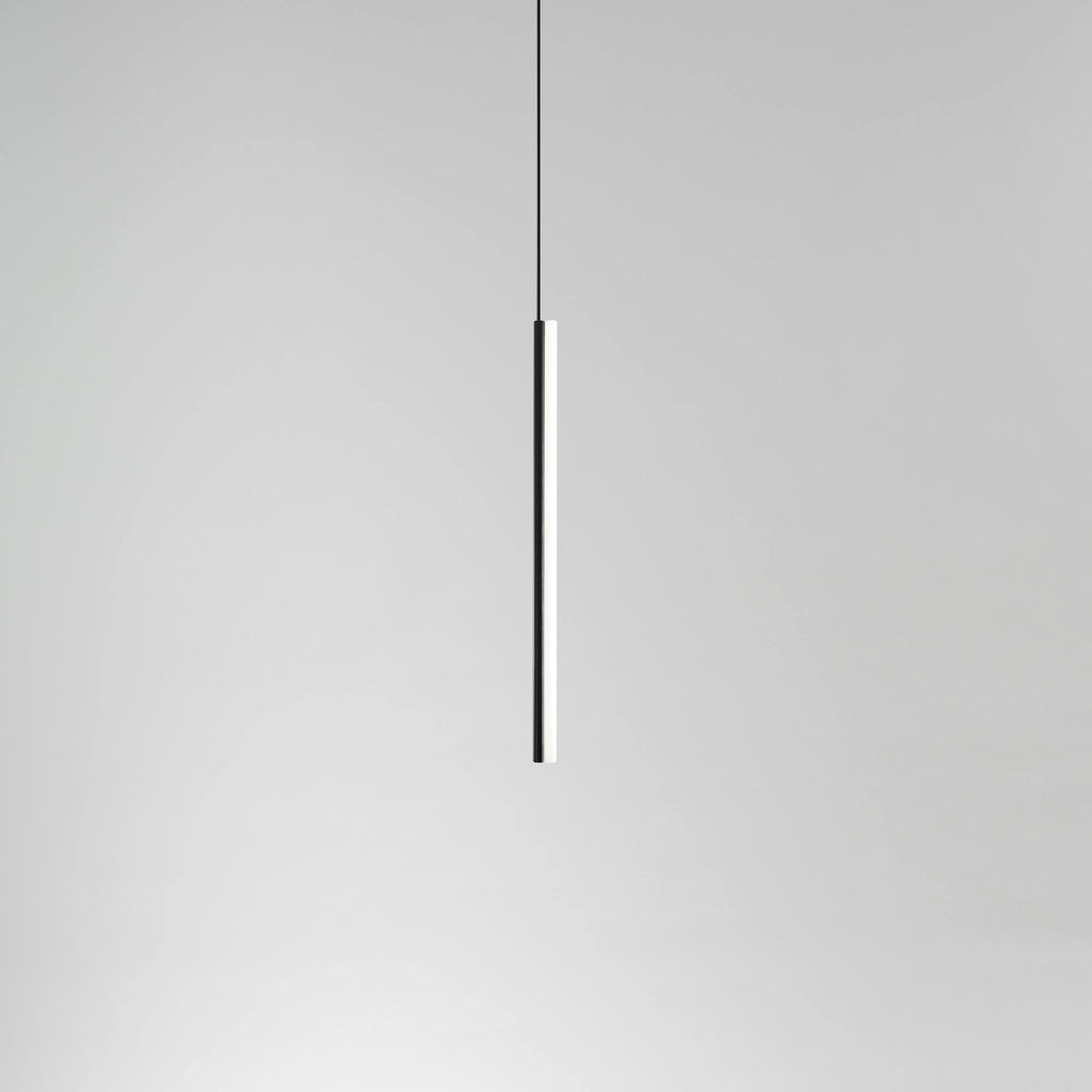 Einfalt og fallegt, ílangt loftljós eftir Michael Anastassiades. Svart ál. Ljós bakgrunnur.