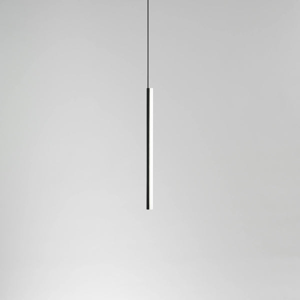 Einfalt og fallegt, ílangt loftljós eftir Michael Anastassiades. Svart ál. Ljós bakgrunnur.