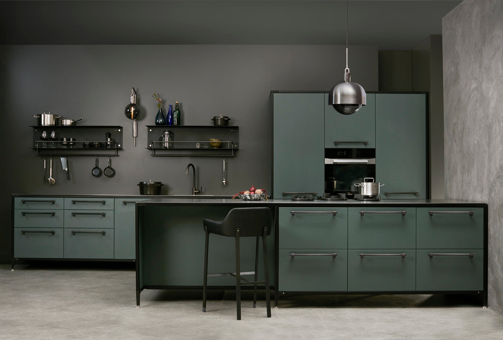 Fallegar, svartar vegghillur í glæsilegu, dökku elhúsi frá Buster & Punch.