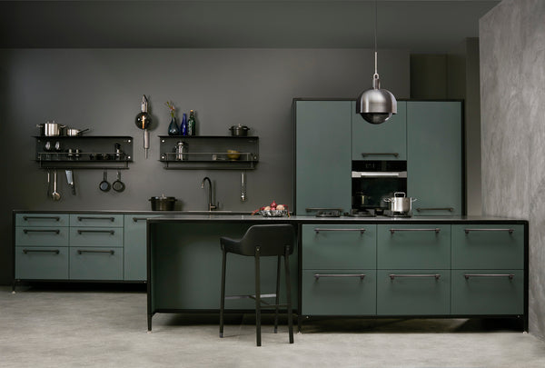 Fallegar, svartar vegghillur í glæsilegu, dökku elhúsi frá Buster & Punch.