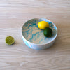 Poured Bowl /Ljós blátt á hvítu / Stór